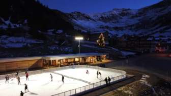 Schlucher-Treff mit Eisplatz im Winter