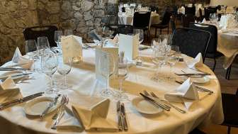 Gedeckter Tisch im Speisesaal des Hotel-Gasthof Löwen