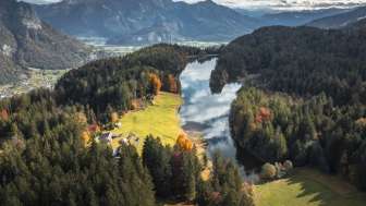 Luftaufnahme des Chapfensees oberhalb von Mels
