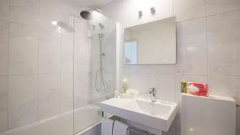 Badezimmer mit Badewanne