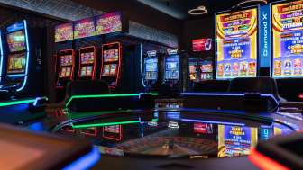 Blick in den modernen Automatenbereich des Casino Admiral Triesen mit bunt beleuchteten Spielautomaten.