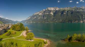Walensee mit den Churfirsten im Hintergrund © Heidiland Tourismus / Dolores Rupa