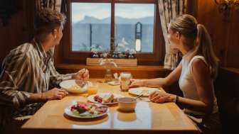Frühstücken im Hotel Oberland mit Blick auf das Rheintal