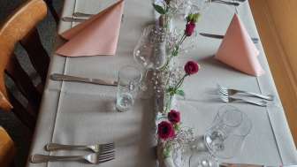 Liebevoll gedeckte Tafel