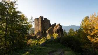 Burg Schalun auf einer Felsrippe oberhalb von Vaduz