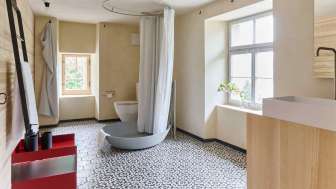 Grosszügiges, modernes Badezimmer mit Dusche