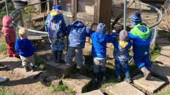 Kinder beim werken