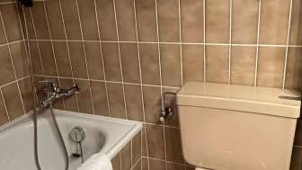 Badezimmer mit Badwanne WC und Lavabo