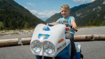 Kind fährt mit Mini-Car