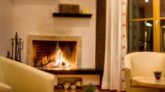 Lounge/ Arvenstübli mit Kamin