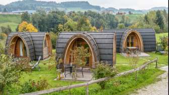 Vorne befinden sich zwei Zweier-Pods, hinten (ganz rechts im Bild) befindet sich das grössere Vierer-Podhouse