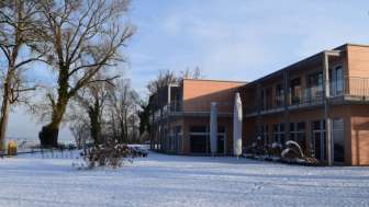 Aussenansicht Hotel im Winter
