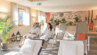 Ruheraum mit Liegestühlen im JUFA Hotel Malbun
