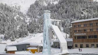 Blick auf den Eisturm im Wintersportort Malbun