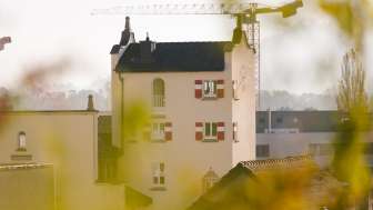 Nahaufnahme des Turms des Rathauses Vaduz mit markanten roten Fensterläden
