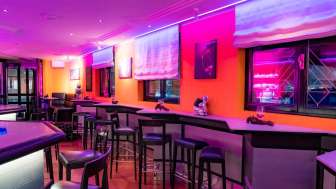 Blick in den Innenraum der Viva Bar, welche pink beleuchtet ist