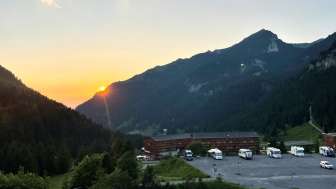 Mehrere Wohnmobile stehen auf dem Stellplatz in Malbun mit Bergpanorama im Hintergrund