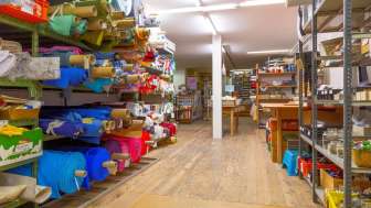 OFFCUT St.Gallen Regal mit farbigen Stoffen