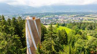 Drohnenaufnahme des Turms auf Dux, im Hintergrund das Rheintal