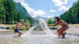 Kinder planschen im Gänglesee in Steg