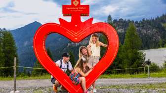 Familie bei grossem Alpherz