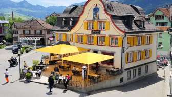 Adlerplatz im Sommer