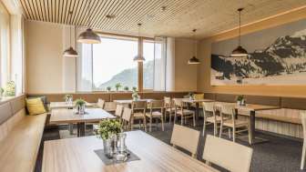 Restaurantbereich im JUFA Hotel Malbun