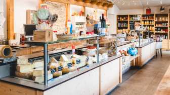 Moderner Verkaufsraum des Hofladen Bangshof in Liechtenstein mit regionalen Produkten wie Käse, Joghurt und Obst.