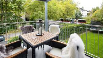 Purehomes_Balkon_Blick-ins-Grüne