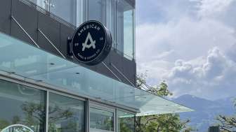 Aussenansicht des American Bagel & Coffee Co. mit Blick auf die Terrasse