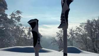 Stöcke mit Pulverschnee