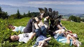 Kinder im Gras