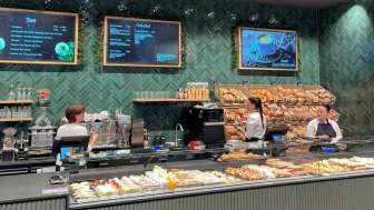 Innenansicht der Bäckerei mit gut sortiertem Sortiment und freundlichem Ambiente
