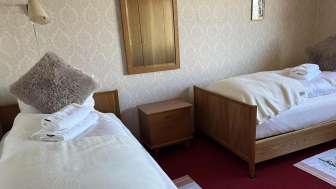 Schlafzimmer mit zwei Einzelbetten