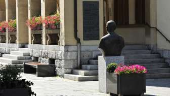Eingangsbereich des Rathauses Vaduz mit Skulptur im Vordergrund