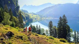 Aussichtspunkt am Bergrundwanderweg um den Klöntalersee