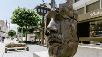 Bronzeskulptur „African King“ von Gunther Stilling mit abstrahiertem Männerkopf in der Fussgängerzone von Vaduz.