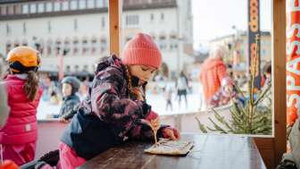 Mädchen isst ein Crêpe bei «Vaduz on Ice»