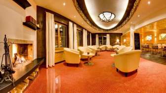 Arvenstübli/Lounge mit Kamin