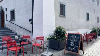 Rote Tische und Stühle vor dem Liechtensteinischen LandesMuseum