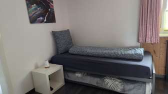 Einzelbett im Schlafzimmer der Wohnung FeWe