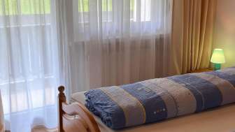 Elternzimmer mit Balkon und Doppelbett