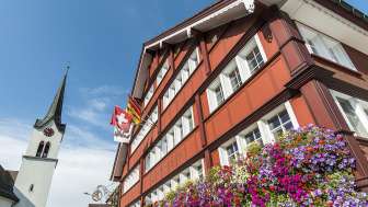 Haupthaus mit Kriche