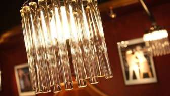 Nahaufnahme eines modernen Kronleuchters mit stilvoller Lichtstimmung