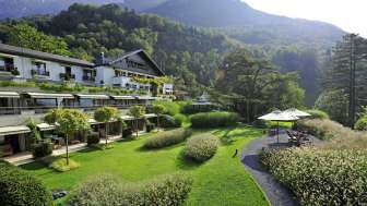 Aussenansicht des Park Hotel Sonnenhof mit Gartenanlage