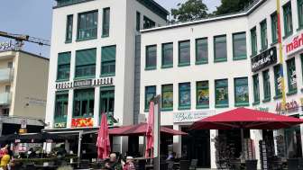 Aussenansicht der Balu Bäckerei Konditorei mit gemütlicher Terrasse