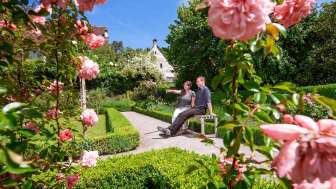 Auf der ehemaligen Klosteranlage gibt es prachtvolle Rosengärten.