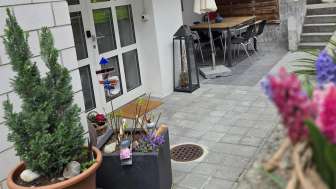 Eingang und Terrasse der Wohnung FeWe