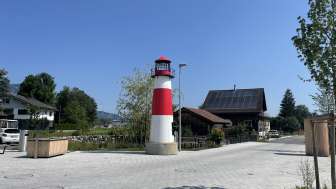 Rot-weisser Leuchtturm Moby auf einem Platz in Ruggell