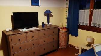 Fernsehecke mit Kommode im Studio in Eschen – funktional und wohnlich eingerichtet.